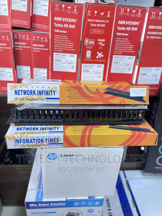 19" 1U Metal Network Cable Manager With Cover · Photo 4