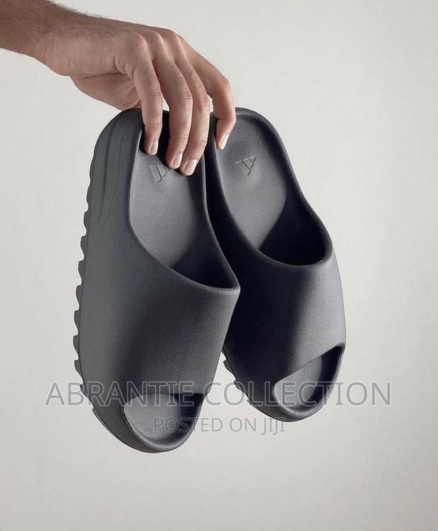 Adidas Yeezy Slides · Photo 4