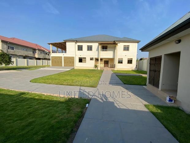 9bdrm Apartment in Kasoa for sale · Photo 2