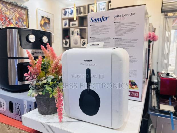 Beautiful Sleek Black Headset SONY WH-1000XM5 · Photo 2