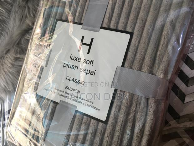 Luxurious Soft and Comfy Throw Blankets · Photo 1