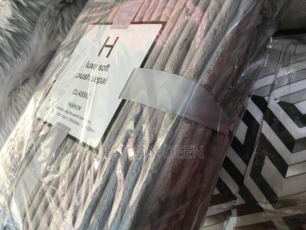 Comfy,Soft Luxurious Throw Blankets · Photo 1