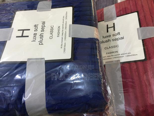 Plush Luxurious Quality Throw Blankets · Photo 1