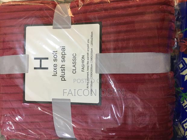 Plush Luxurious Quality Throw Blankets · Photo 1