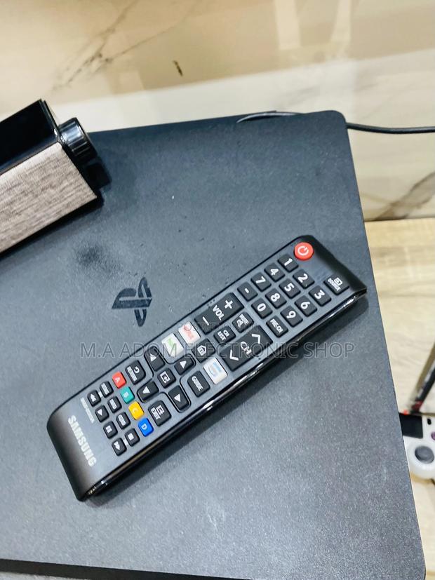 Classic Design Samsung Electric Remote Control. · Photo 2