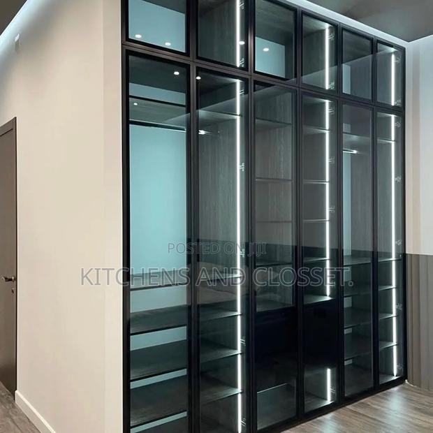 Luxurious Walk-in Closets .