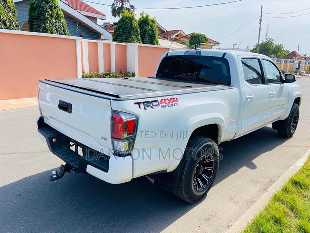 Toyota Tacoma TRD Sport Double Cab 5' Bed V6 AT 2023 White · Photo 3