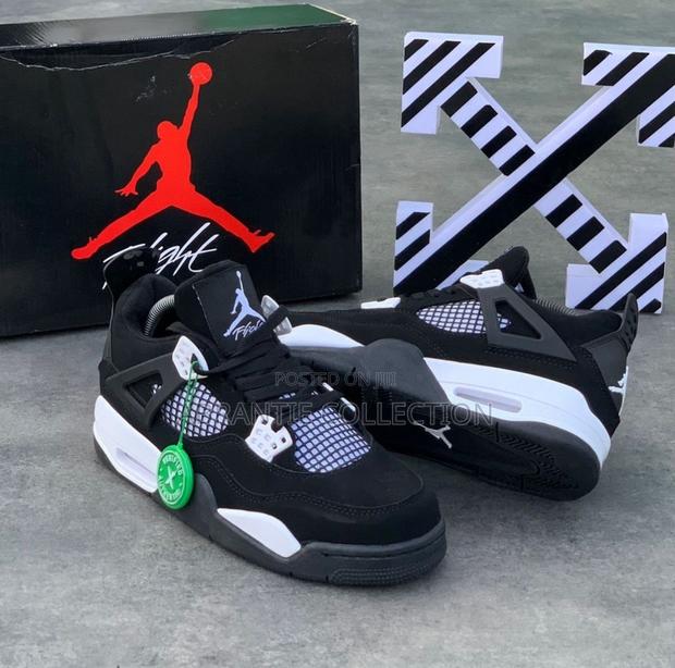 Air Jordan Retro 4 Panda · Photo 3