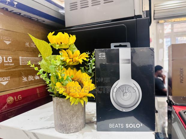 Best Buy for Less Beats Solo 3 · Photo 2