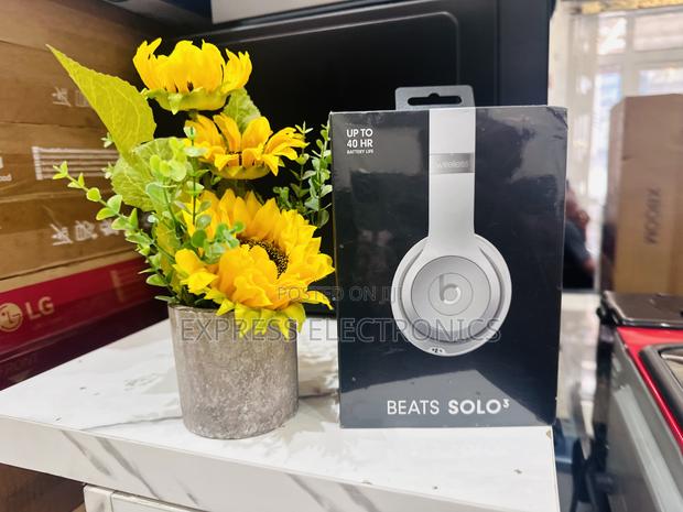 Neatly Packaged Headphones Beats Solo 3 · Photo 2