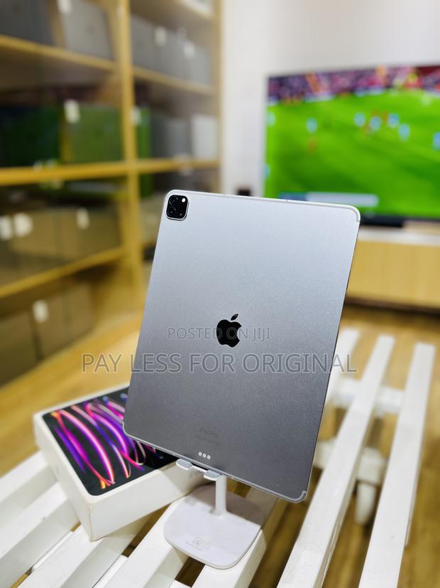 Apple iPad Pro 12.9 (2022) 1 TB Gray · Photo 4