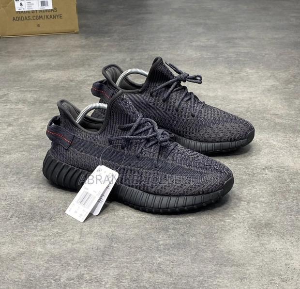 Adidas Yeezy Boost · Photo 4