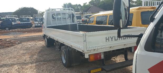 Hyundia Mighty Two Truck photo 2