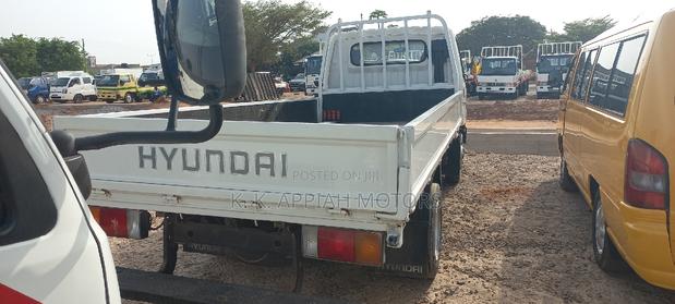 Hyundia Mighty Two Truck photo 3