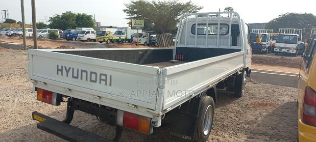 Hyundia Mighty Two Truck photo 4