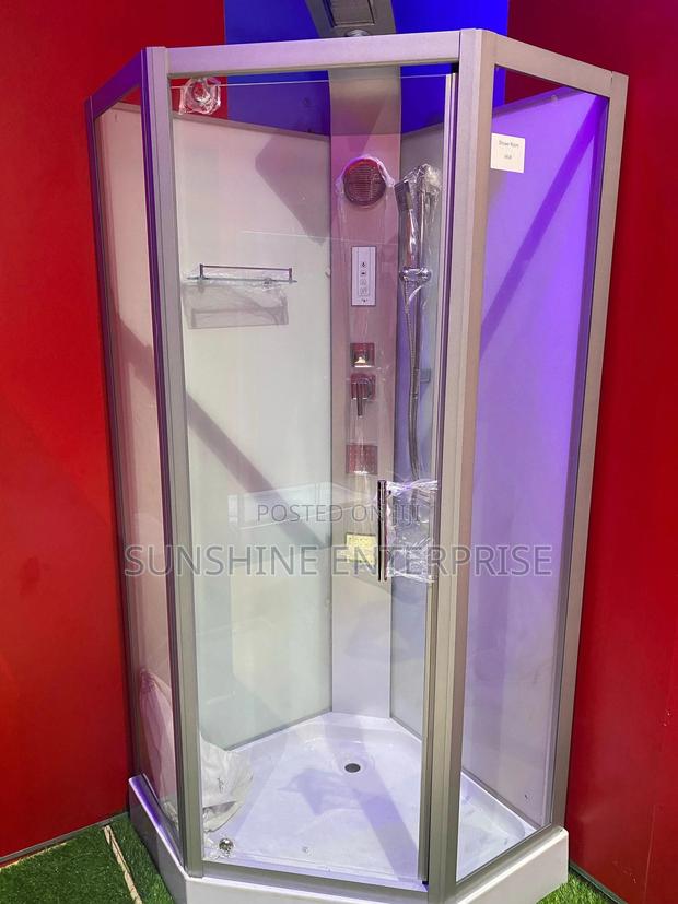 All Round Cubicle Shower With Shower Panel · Photo 4