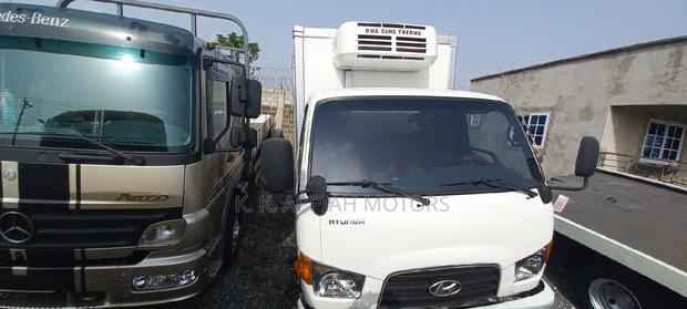Hyundia Mighty Two Refrigerator Truck photo 3
