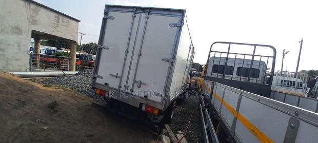 Hyundia Mighty Two Refrigerator Truck photo 2