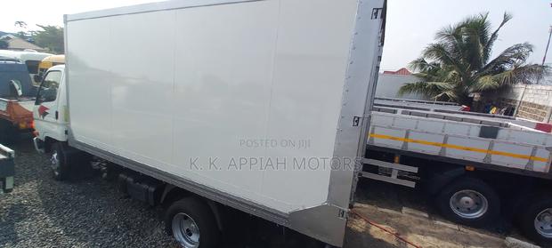 Hyundia Mighty Two Refrigerator Truck photo 6
