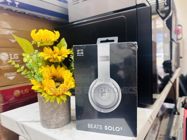 High Performance Headphones Beats Solo 3 · Photo 2