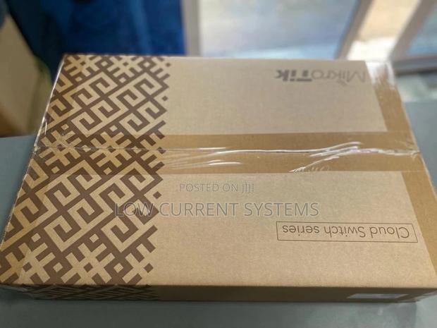 Mikrotik Cloud Switch Crs328-4c-20s-4s+Rm · Photo 4