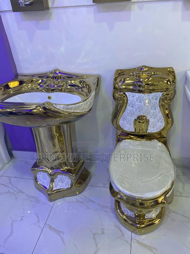 Golden Luxurious Water Closet With Standing Wash Hand Basin · Photo 2