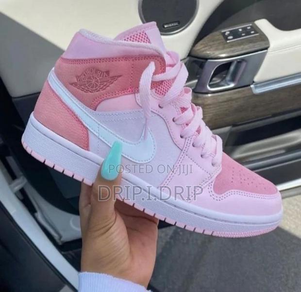 Jordan 1 High Dunk Pink for the Ladies and the Real Men · Photo 3
