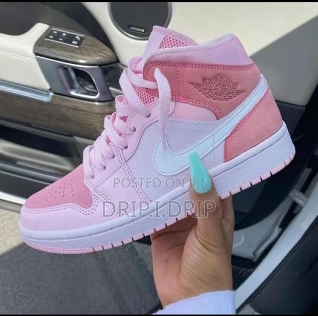 Jordan 1 High Dunk Pink for the Ladies and the Real Men · Photo 4