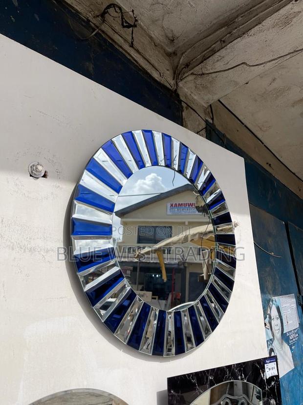 Stylish and Decorative Mirror · Photo 4