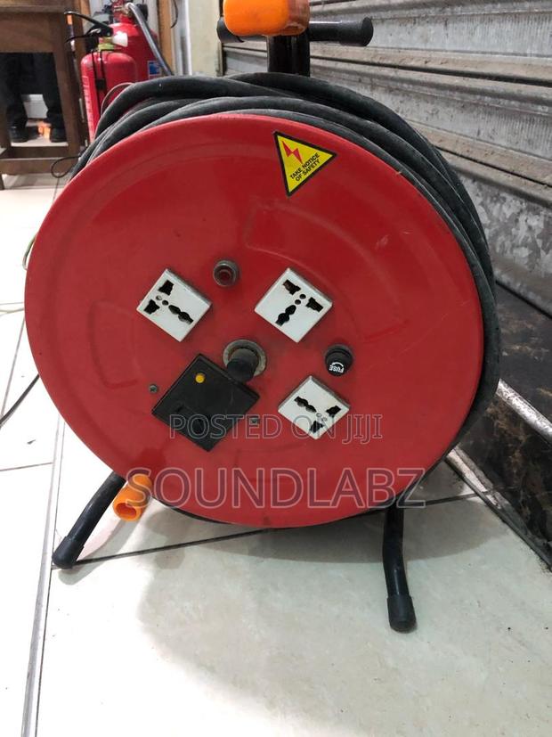 220V 60hz 3c*2.5mm British Plug Retractable Extension · Photo 2