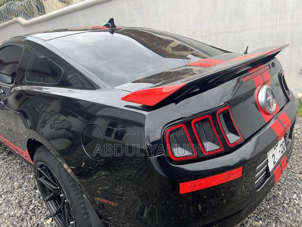 Ford Mustang V6 Premium Coupe 2012 Black · Photo 4