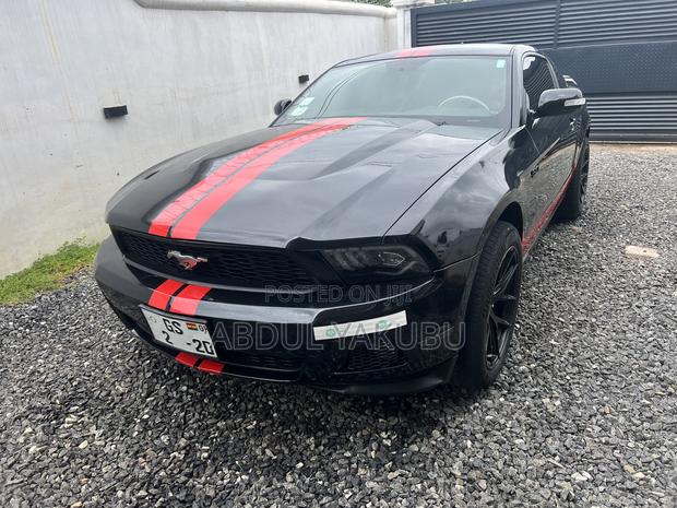 Ford Mustang V6 Premium Coupe 2012 Black · Photo 3