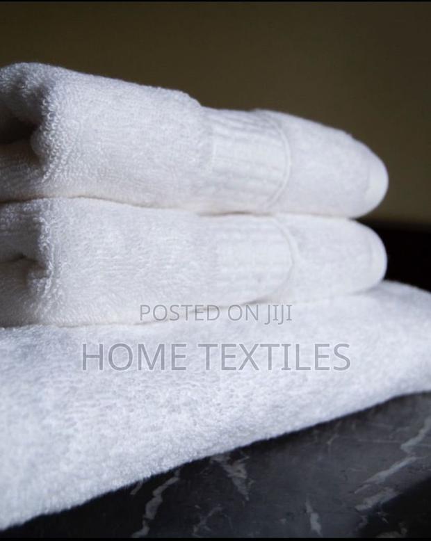 White Absorbent Bath Towel · Photo 2