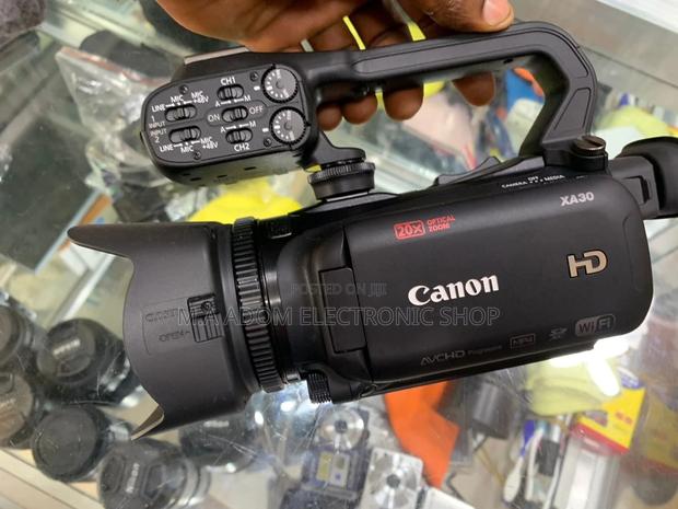 Canon Xa30 Professional Handheld Video Camera(Black). · Photo 2