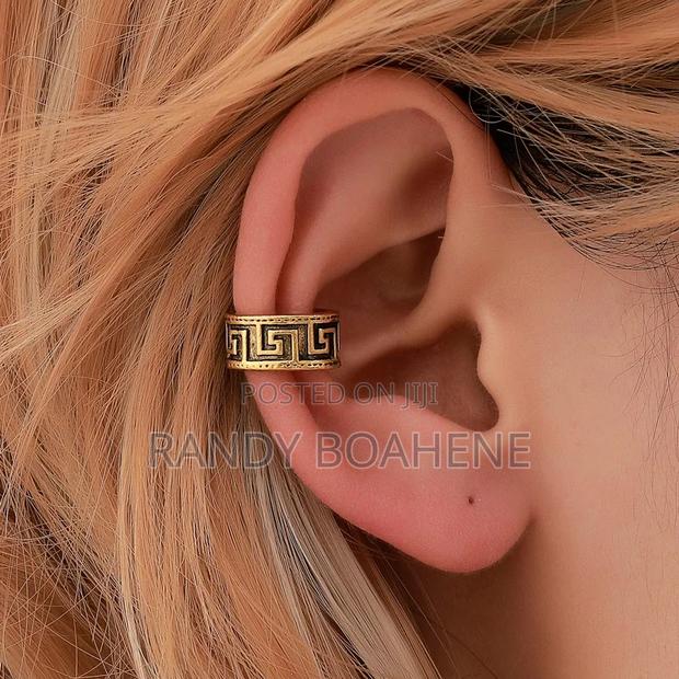 Retro Carving Non Piercing Ear Cuff · Photo 4