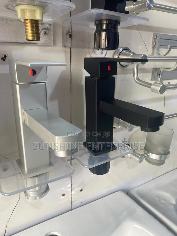 Hot and Cold Lifting Basin Tap · Photo 2