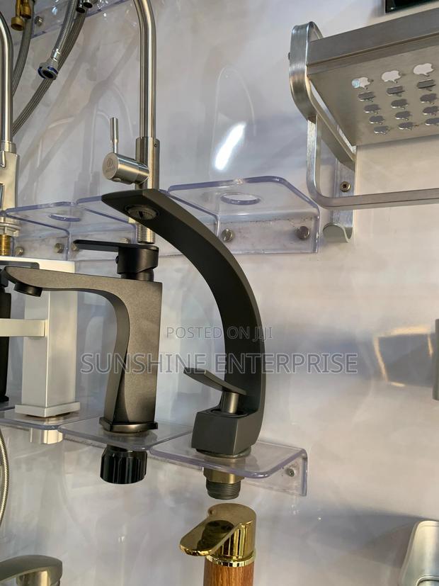 Solid Hot and Cold Kitchen Sink Tap · Photo 4