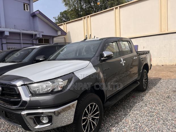 New Toyota Hilux 2023 Black photo 2