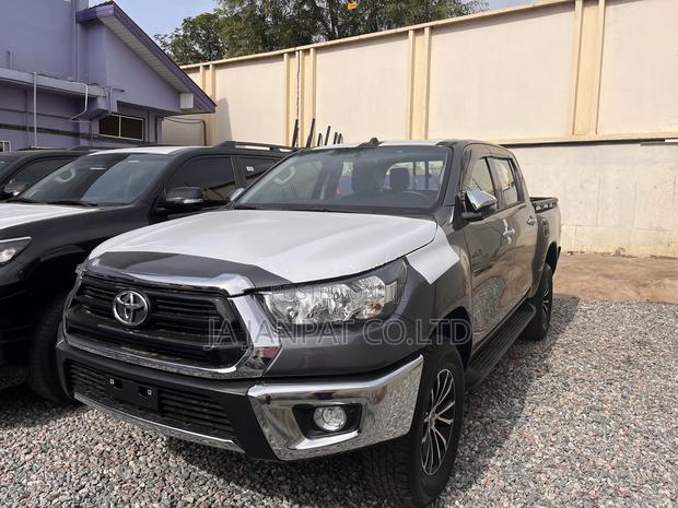 New Toyota Hilux 2023 Black photo 3
