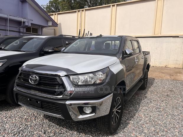 New Toyota Hilux 2023 Black photo 4