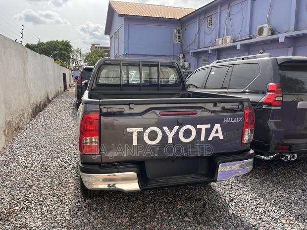 New Toyota Hilux 2023 Black photo 5
