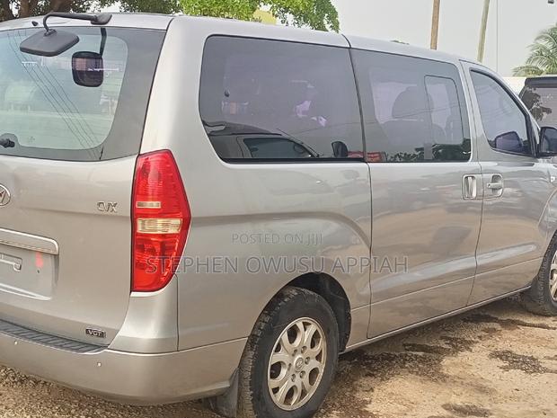 Hyundai Starex 2013 Silver photo 2
