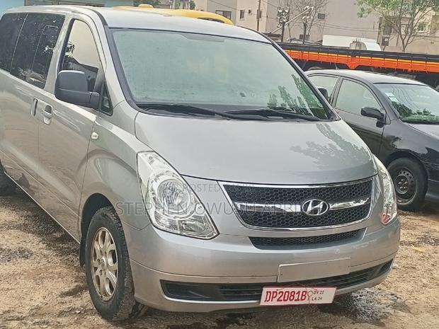 Hyundai Starex 2013 Silver photo 4