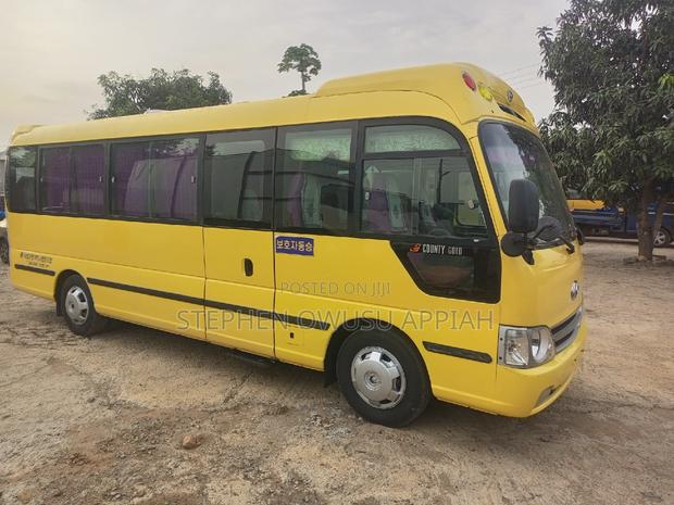 Hyundai County 2014 Yellow photo 4