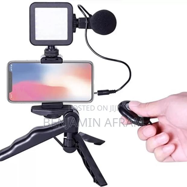 Phone Tripod With Microphone and Light · Photo 4