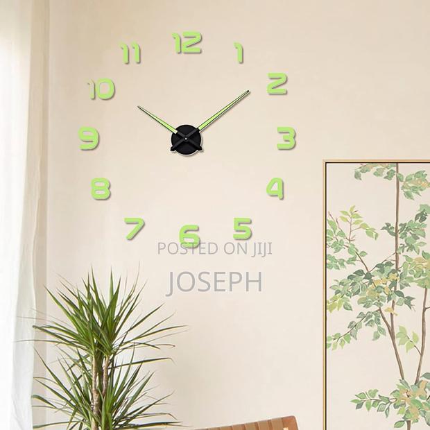 3d Wall Clock Glow in Dark · Photo 4