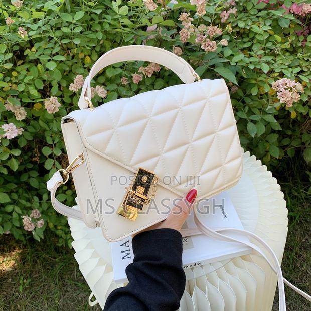 Retro Solid Color Rhombus Simple Fashion Embossed Crossbody · Photo 4