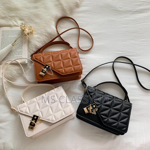 Retro Solid Color Rhombus Simple Fashion Embossed Crossbody · Photo 3