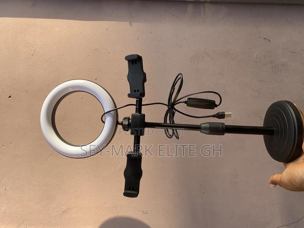 Desktop Ring Light With Double Holder · Photo 4