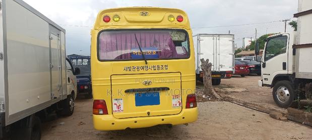 Hyundai County 2012 Yellow photo 2